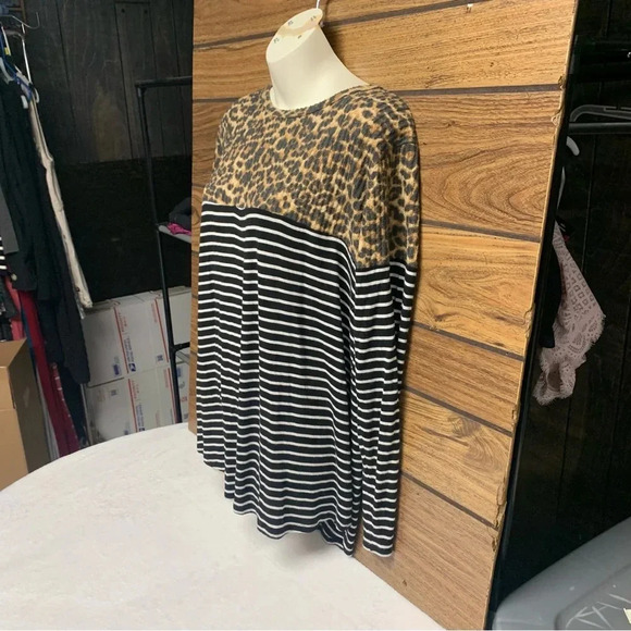 Grateful hearts leopard/black & white striped top size medium - Picture 4 of 6